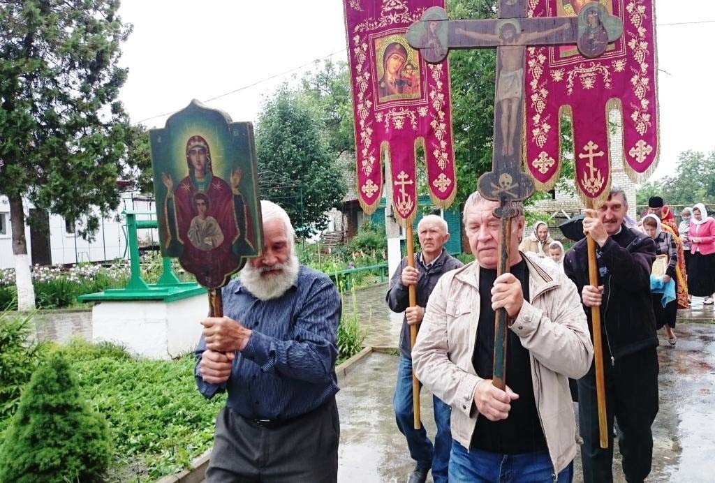В станице Казанской прошел крестный ход в память святых Кирилла и Мефодия