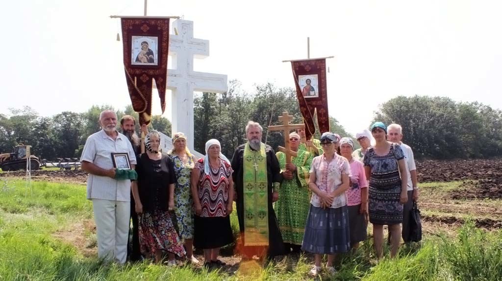 29 июля прихожане храма преподобного Сергия Радонежского п. Мирской совершили Крестный ход к поклонному Кресту
