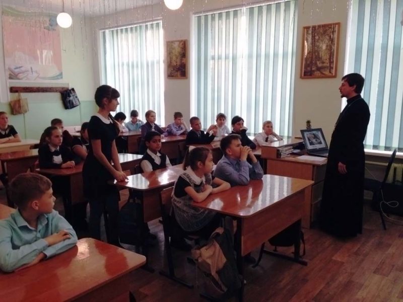 18 декабря в школе № 20 станицы Казанской протоиерей Кассиан Кравцов провел занятие