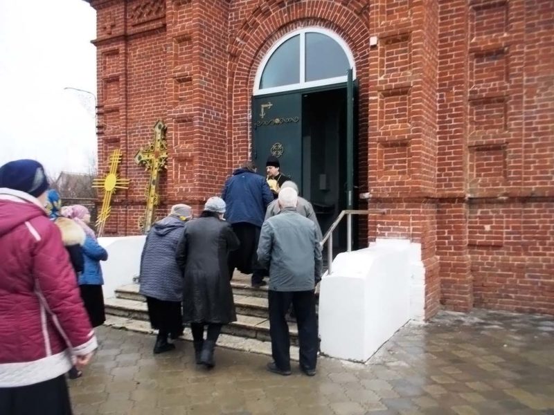 19 декабря в Свято-Троицкий храм станицы Казанской для поклонения были доставлены святыни