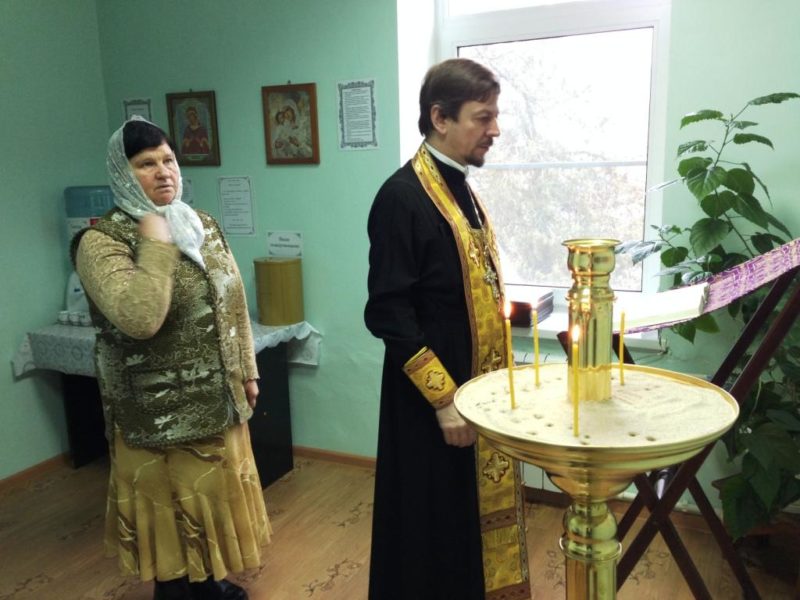 Священник поздравил больных в паллиативном отделении станицы Казанской с Рождеством Христовым