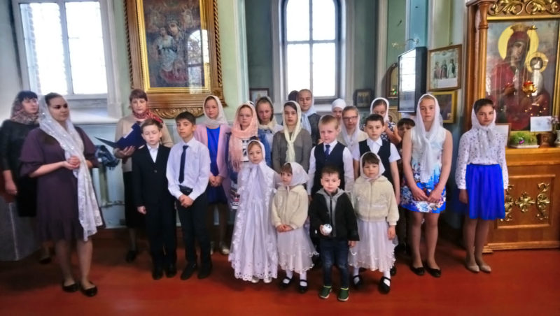Учащиеся воскресной школы Свято-Троицкого храма праздничным концертом поздравили прихожан с Пасхой Христовой