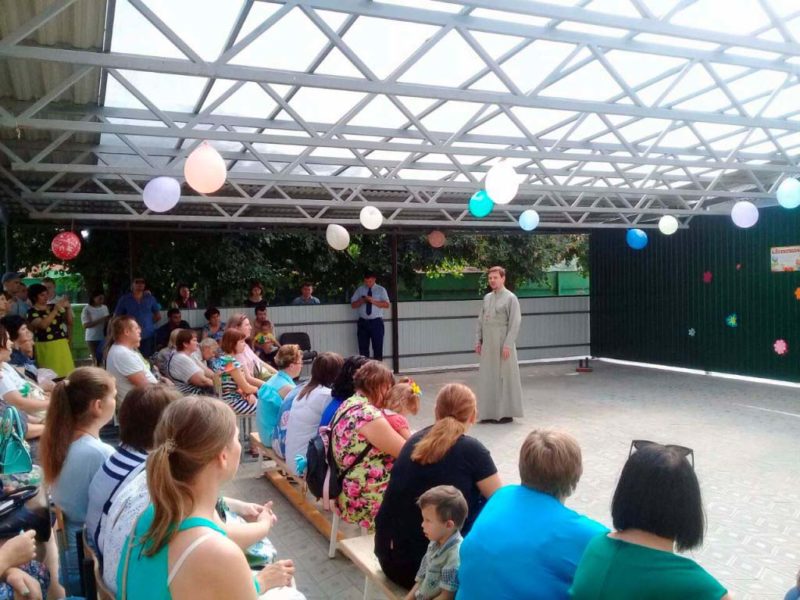 1 сентября в школе-интернате №7 станицы Казанской протоиерей Кассиан Кравцов провел открытый урок с родителями учащихся