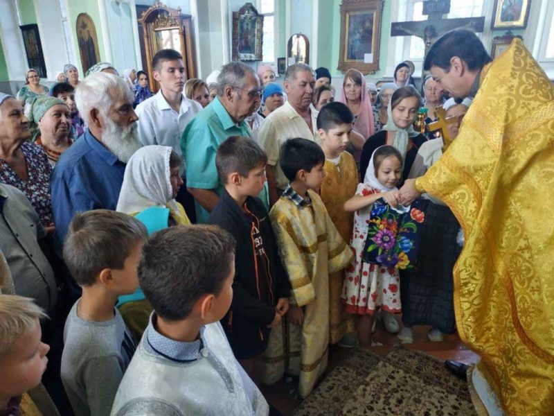 8 августа в Свято-Троицком храме станицы Казанской проводилась благотворительная акция «Собери ребенка в школу»