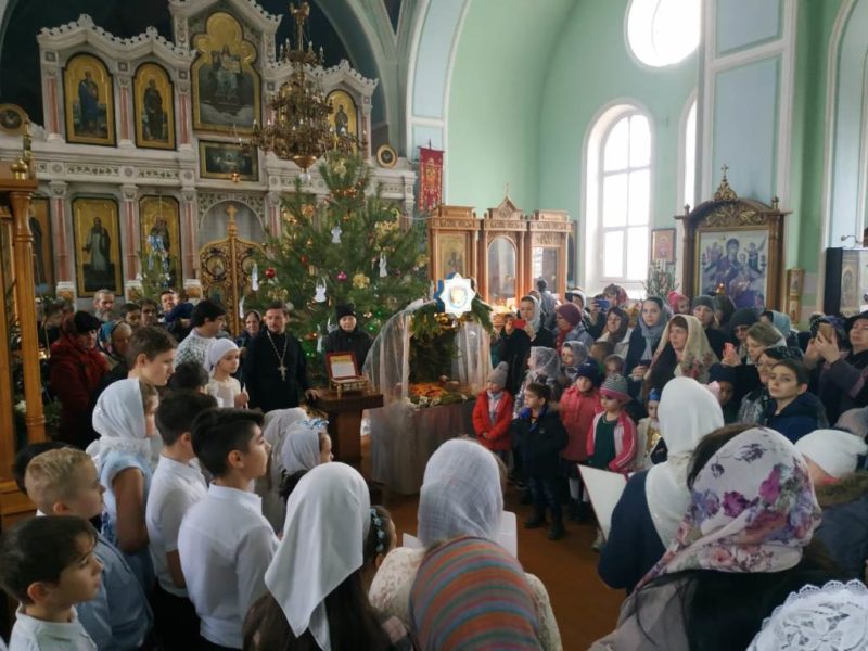 Воскресная школа Свято-Троицкого храма станицы Казанской поздравила прихожан с праздником Рождеством Христовым