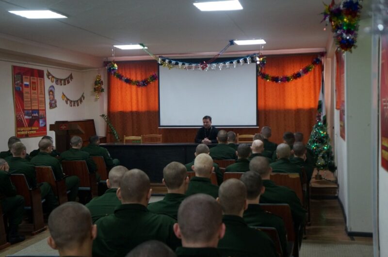 Священник поздравил военнослужащих воинской части №98548 с праздником Богоявления