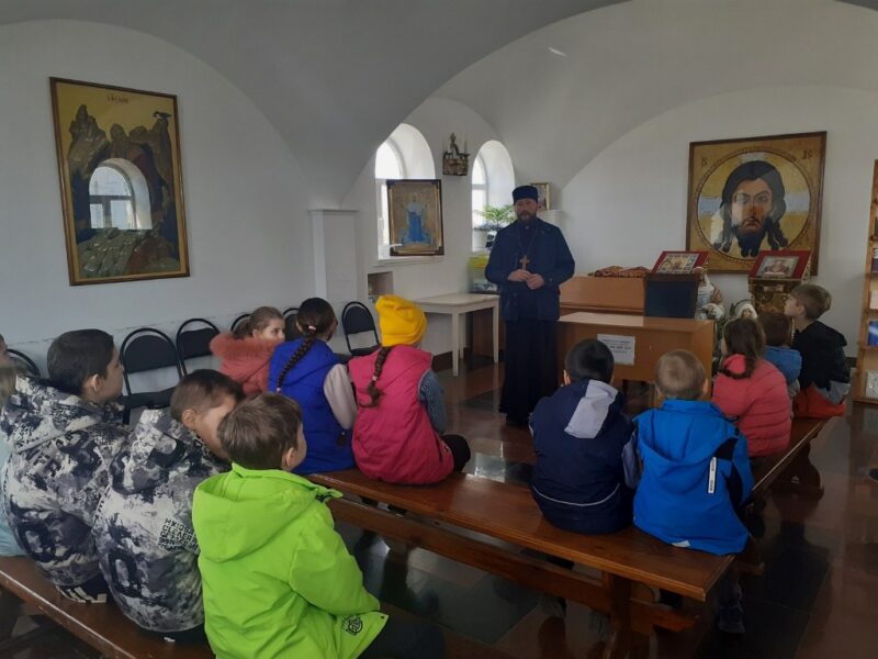 Более двадцати учащихся Дома детского творчества 27 марта 2024 года посетили Свято-Никольский храм станицы Кавказской