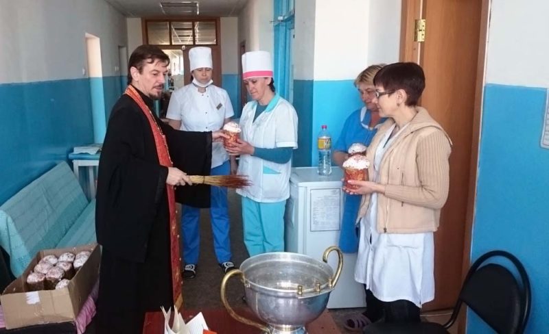 В праздник святой Пасхи священник посетил паллиативное отделение больницы станицы Казанской
