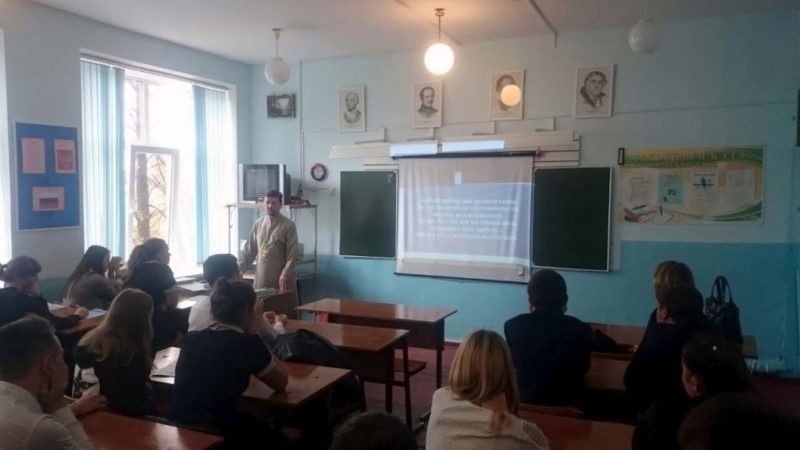 14 октября школе №20 станицы Казанской священник провел занятие