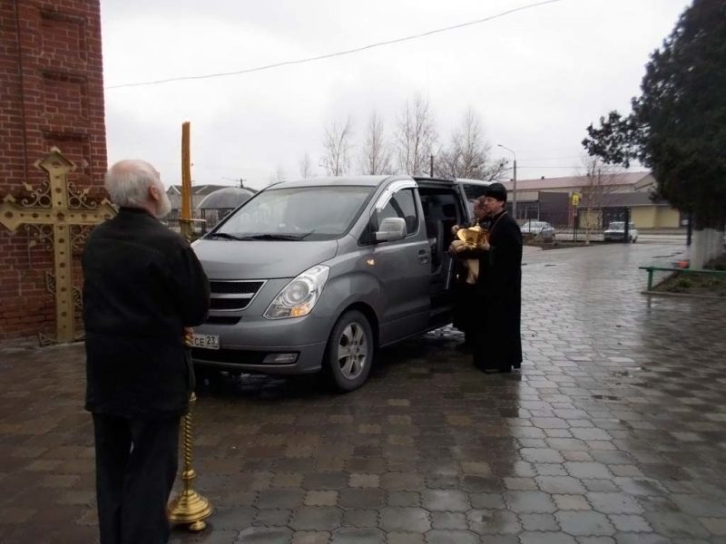 19 декабря в Свято-Троицкий храм станицы Казанской для поклонения были доставлены святыни