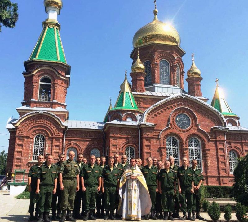 Военнослужащие посетили богослужение в Свято-Троицком храме станицы Казанской