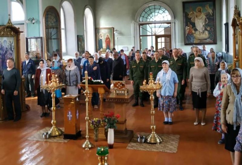 Военнослужащие молились во время богослужения в Свято-Троицком храме станицы Казанской