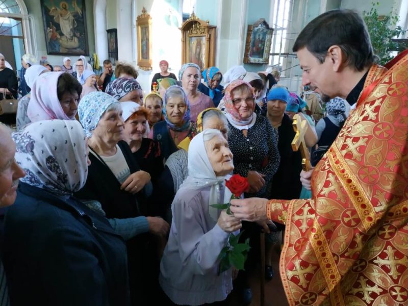 В день жен — Мироносиц, настоятель Свято-Троицкого храма протоиерей Кассиан поздравил прихожанок