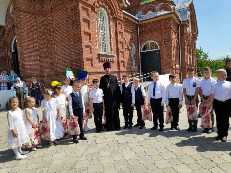 В рамках осуществления гранта «Детский уют» приход Свято-Троицкого храма станицы Казанской провел благотворительную ярмарку