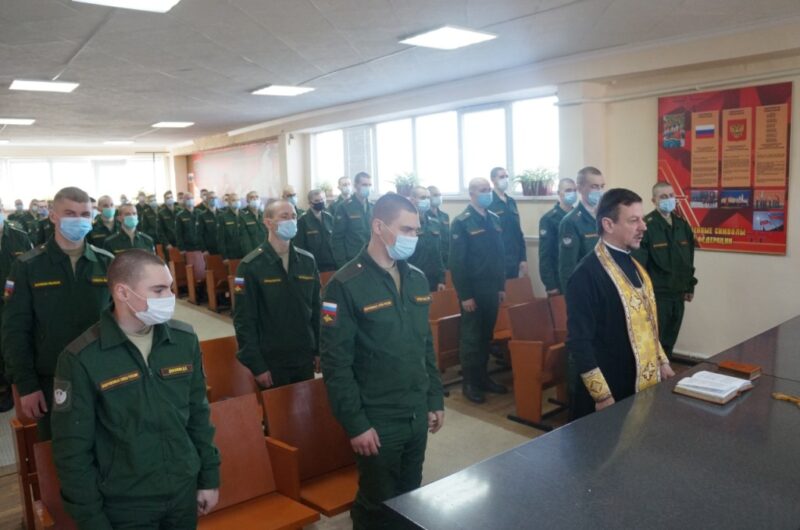 Протоиерей Кассиан Кравцов поздравил военнослужащих с Днем Защитника Отечества