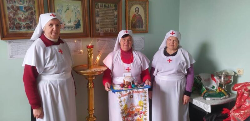 Сестры милосердия Свято-Троицкого храма станицы Казанской поздравили с Пасхой Христовой пациентов паллиативного отделения