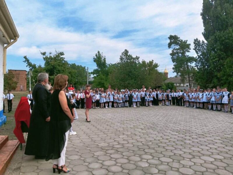 03.09.2022 г. в МБОУ СОШ 15 им. А. П. Маресьева поселка Мирской МО Кавказский район прошла общешкольная линейка памяти
