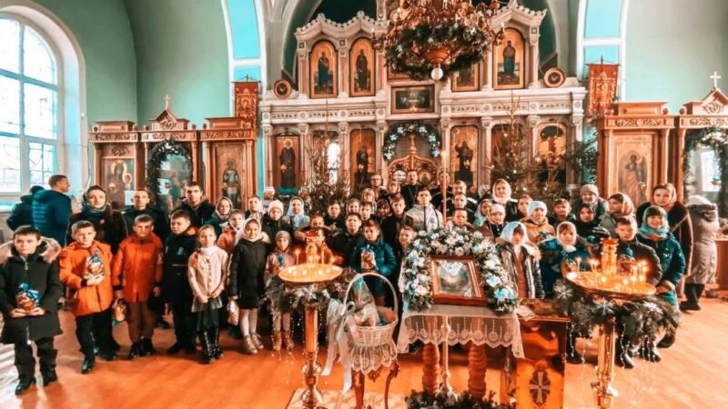 Воскресная школа Свято-Троицкого храма станицы Казанской поздравила прихожан с праздником Рождеством Христовым