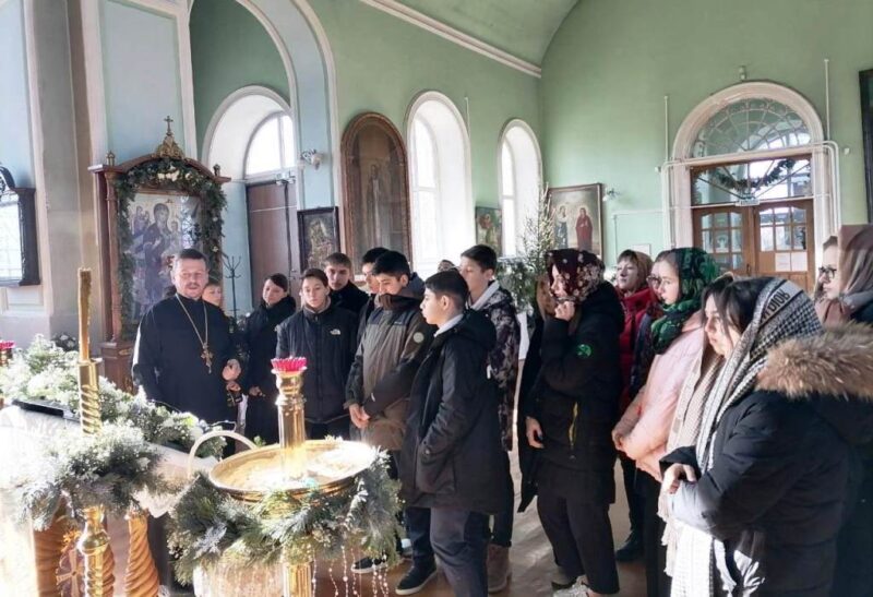 В Свято-Троицком храме станицы Казанской священник провел занятие с учащимися школы №20