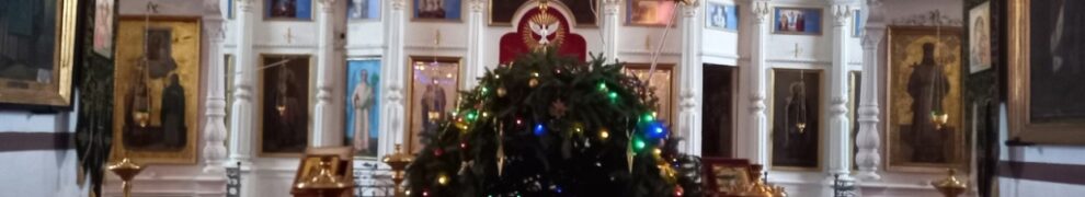 В канун праздника Рождества Христова воспитанники воскресной школы храма Архистратига Михаила Темижбекского сельского поселения приняли участие в украшении храма к празднику