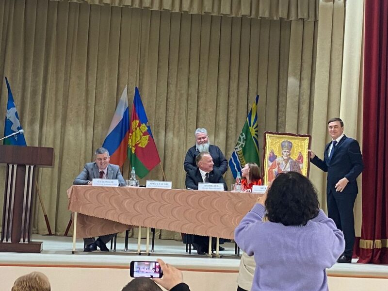 По приглашению главы Администрации Привольного сельского поселения Александра Скворцова, настоятель храма преподобного Сергия Радонежского поселка Мирской протоиерей Анатолий Шахов принял участие в открытой Сессии Совета Привольного сельского поселения