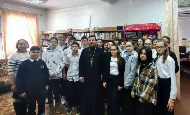 В станице Казанской священник провел запланированную встречу, посвященную празднику Сретению Господа Иисуса Христа