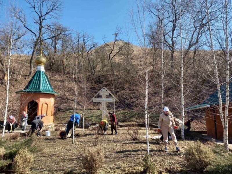 рихожане Свято-Никольского храма станицы Кавказской потрудились на святом источнике Казанской иконы Божией Матери