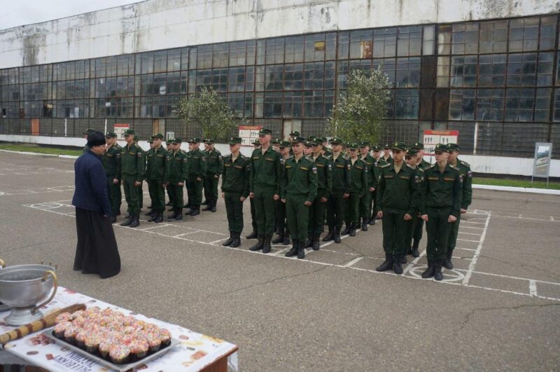 Священник поздравил военнослужащих с праздником Воскресения Христова