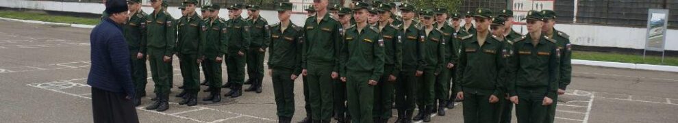 Священник поздравил военнослужащих с праздником Воскресения Христова