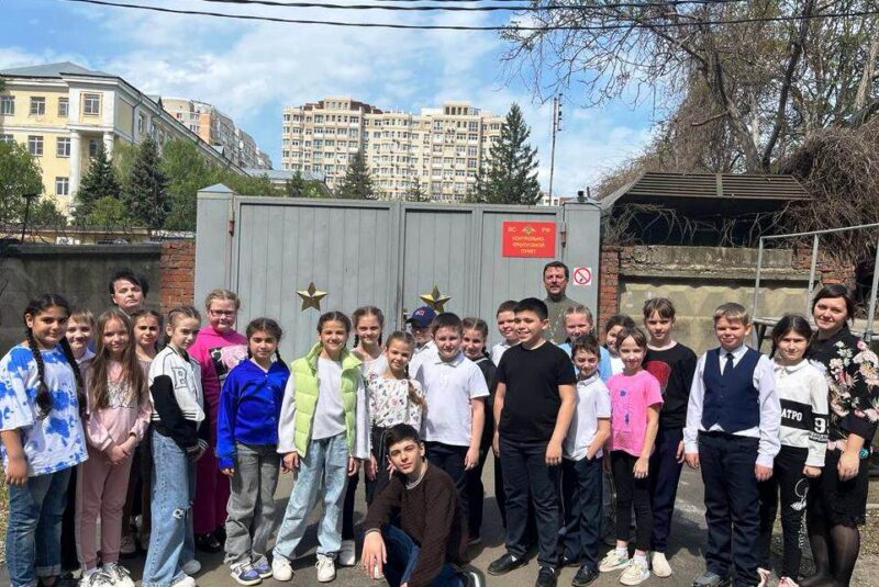 Приход Свято-Троицкого храма станицы Казанской поздравил военнослужащих Краевого госпиталя