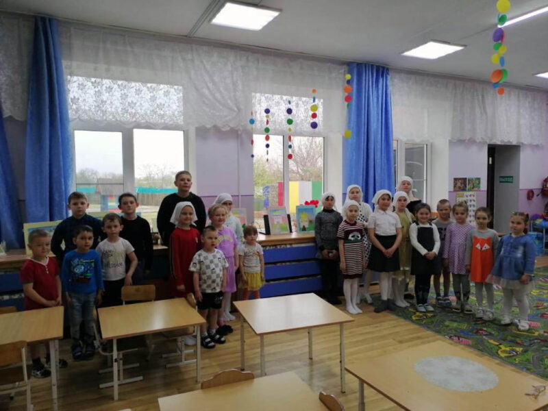 В четверг Светлой седмицы детская воскресная группа храма Архангела Михаила станицы Темижбекской подготовила праздничную программу