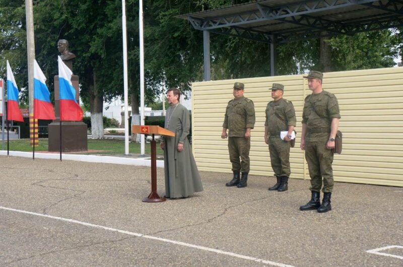 Протоиерей Кассиан Кравцов поздравил военнослужащих с началом летнего периода обучения