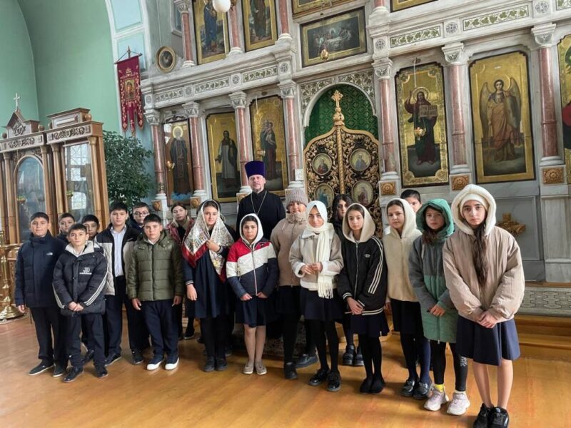 В Свято-Троицком храме станице Казанской священник провел занятие с учащимися школы № 43