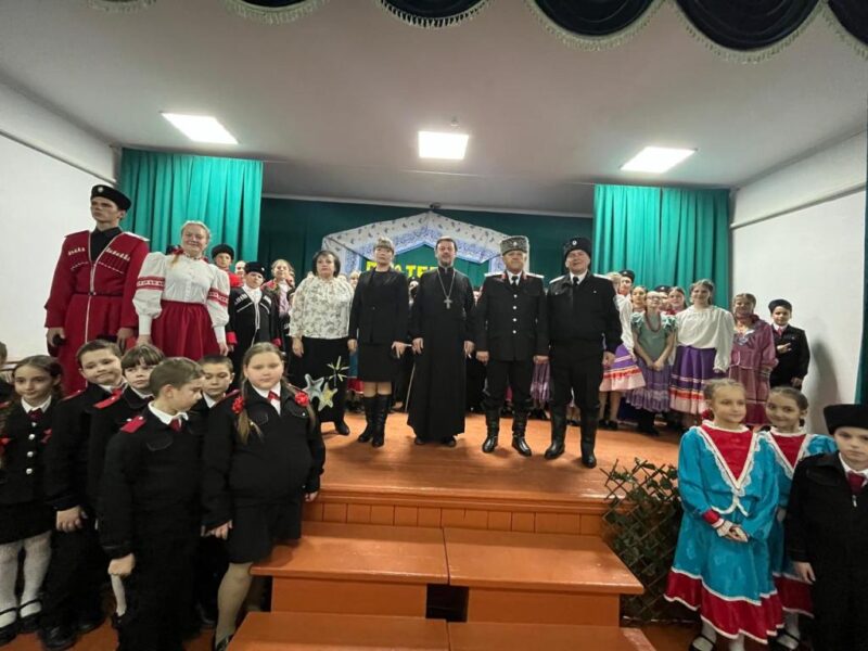 Протоиерей Кассиан Кравцов принял участие в праздничном казачьем школьном фестивале