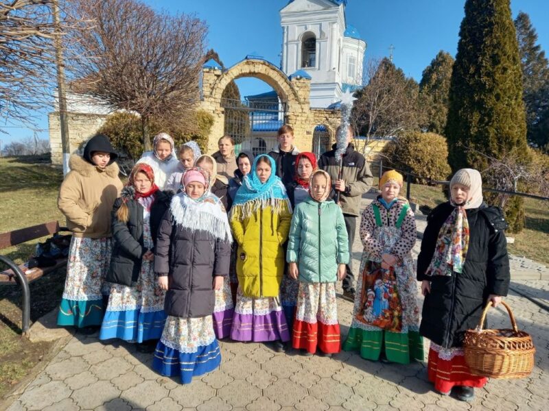 В день Рождества Христова учащиеся воскресной школы храма Святого Архистратига Михаила станицы Темижбекской
