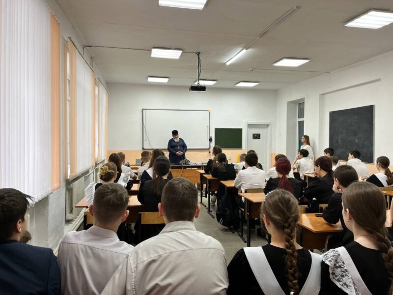 В МБОУ СОШ № 15 им. А.П. Маресьева поселка Мирской прошёл урок мужества по теме "Женщины в войне: лица, истории, судьбы»