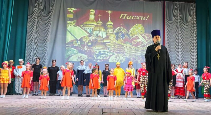 Настоятель Свято-Троицкого храма станицы Казанской протоиерей Кассиан поздравил жителей станицы с праздником Воскресения Христова