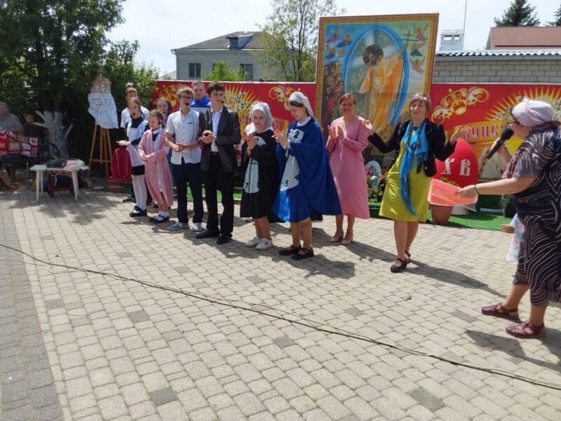 Воспитанники, преподаватели и родители воскресной школы показали прихожанам Свято-Никольского храма станицы Кавказской"Сказку о потерянном времени"