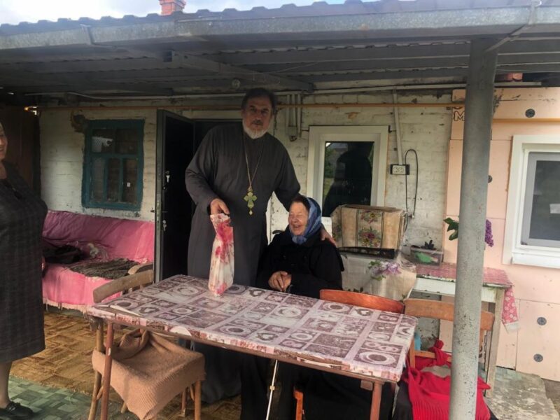 В дни Светлой Пасхи настоятель храма Святого Архангела Михаила протоиерей Сергий Федоренко и работники социальной помощи
