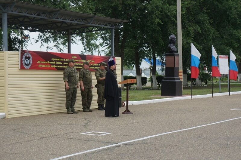 Протоиерей Кассиан Кравцов поздравил военнослужащих с началом летнего периода обучения. С 1 июня 2025 в объединениях, соединениях и воинских частях всех видов и родов войск Вооруженных Сил Российской Федерации начинается новый учебный год. Войска приступают к очередному циклу учебно-боевой подготовки. Во время общего построения в воинской части №98548 протоиерей Кассиан поздравил военнослужащих с началом периодом обучения. В своем пастырском слове священник рассказал о важности постижения воинских знаний, которые облегчаются с помощью молитвы и братской поддержки. Эти три добродетели помогут пронести время воинской службы достойно звания христианина. Пресс-служба Кавказского благочиния