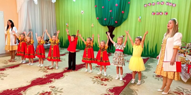 В праздник Преображения Господа Бога и Спаса нашего Иисуса Христа штатный клирик Свято-Никольского храма станицы Кавказской протоиерей Сергий Сорокин посети детские сад МАДОУ ЦРР - детский сад N 33