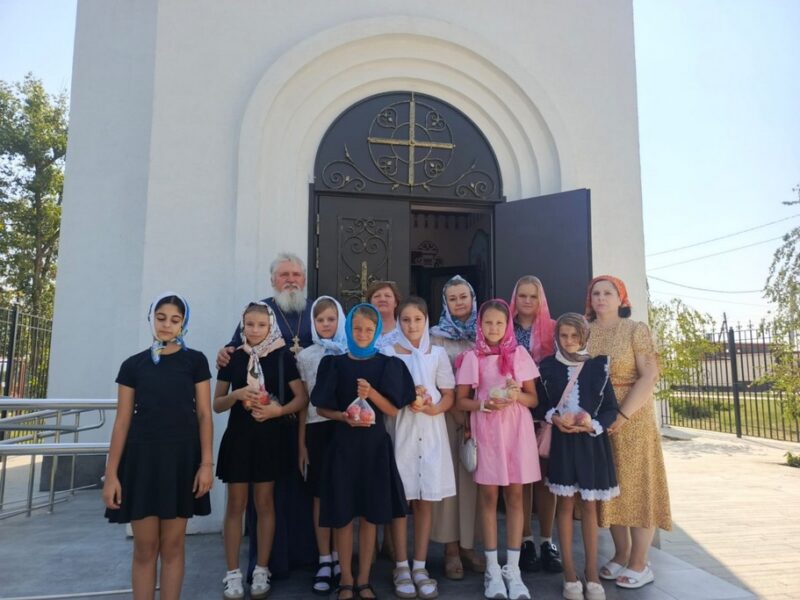 19 августа 2025 года, в день Преображения Господня, храм святителя Николая в хуторе Привольном посетили воспитанники коллективов художественной самодеятельности