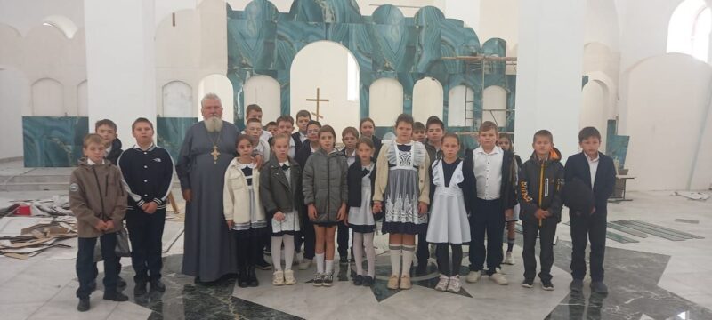 Учащиеся 5«А» и 5«Б» классов МБОУ СОШ № 15 имени А.П. Маресьева поселка Мирской вместе со своими классными руководителями совершили познавательную экскурсию