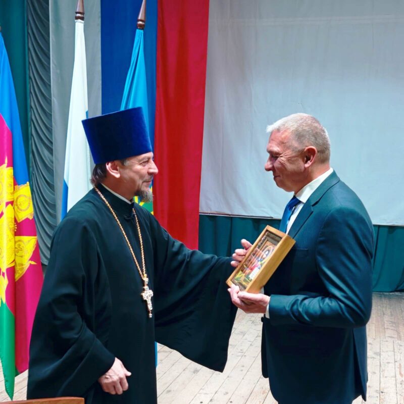 Настоятель Свято-Троицкого храма станицы Казанской протоиерей Кассиан Кравцов благословил Вячеслава Попова на вступление в должность главы Казанского сельского поселения