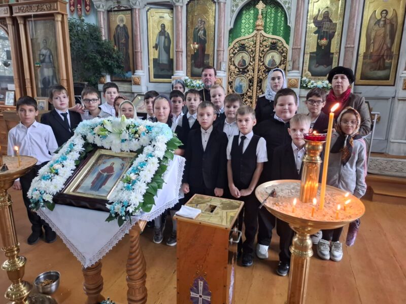 Учащихся школы №43 посетили Свято-Троицкий храм станицы Казанской