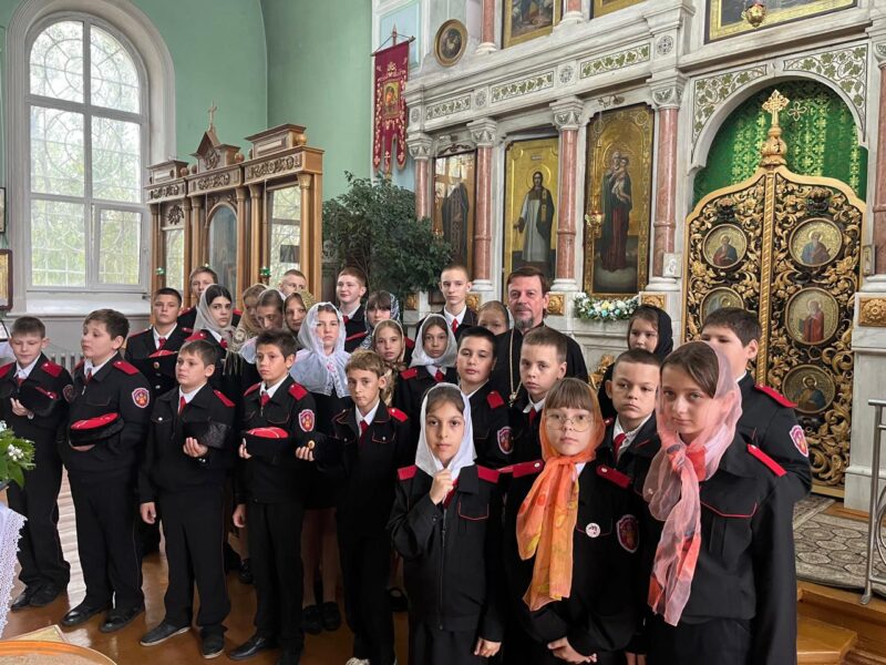 Учащихся казачьей школы посетили Свято-Троицкий храм станицы Казанской