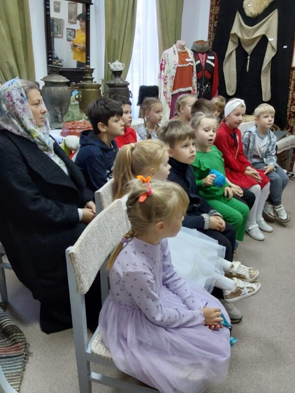 В гостях у сказки побывала младшая группа воспитанников воскресной школы Свято-Никольского храма станицы Кавказской