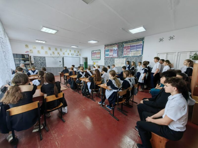 В МБОУ СОШ № 15 им. А.П. Маресьева поселка Мирской состоялась встреча старшеклассников с настоятелем храма преподобного Сергия Радонежского протоиереем Анатолием Шаховым