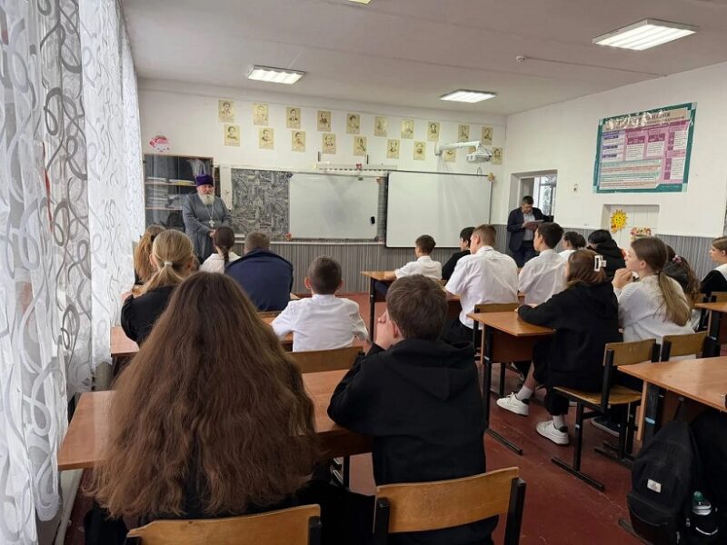 В один из дней попразднства Крещения Господня настоятель храма преподобного Сергия Радонежского протоиерей Анатолий Шахов посетил МБОУ СОШ №15 имени А.П. Маресьева