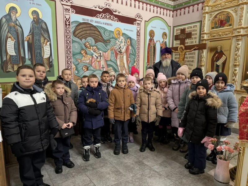 Юные гости храма - школьники познакомились с традициями Крещения Господня